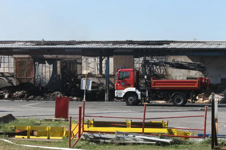 Vatrogasci i dalje dežuraju u dvori&scaron;tu tvrtke na Žitnjaku gdje su se noćas borili s vatrenom stihijom