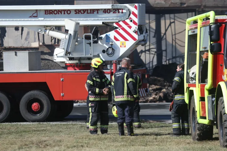 Vatrogasci i dalje dežuraju u dvori&scaron;tu tvrtke na Žitnjaku gdje su se noćas borili s vatrenom stihijom