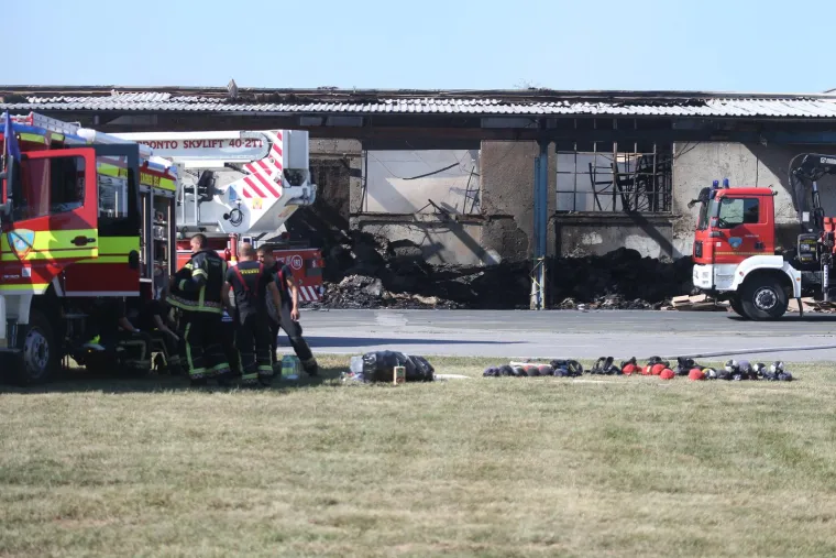 Vatrogasci i dalje dežuraju u dvori&scaron;tu tvrtke na Žitnjaku gdje su se noćas borili s vatrenom stihijom