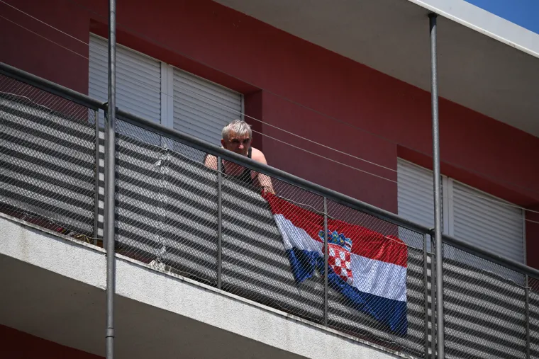 Vješaju se zastave, čiste ulice. Knin se sprema za obljetnicu Oluje, pogledajte kako to izgleda