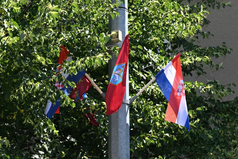 Vješaju se zastave, čiste ulice. Knin se sprema za obljetnicu Oluje, pogledajte kako to izgleda