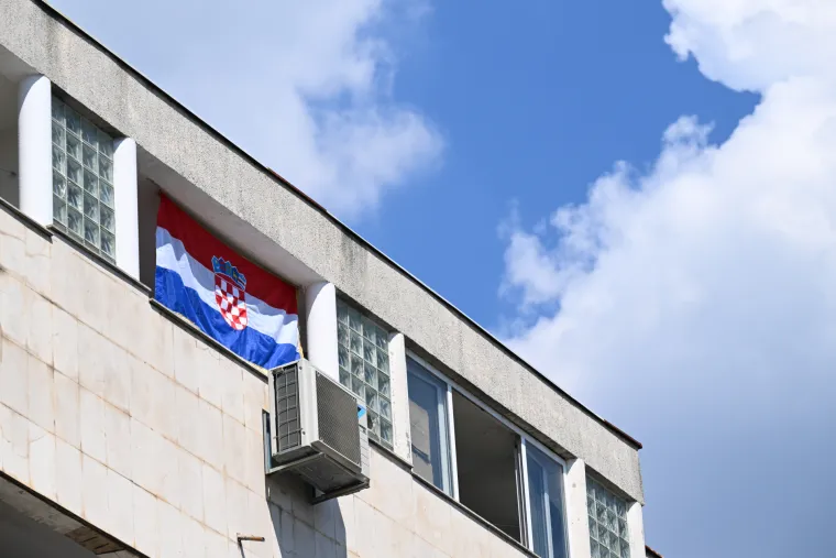 Vješaju se zastave, čiste ulice. Knin se sprema za obljetnicu Oluje, pogledajte kako to izgleda
