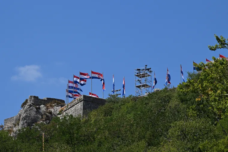 Vješaju se zastave, čiste ulice. Knin se sprema za obljetnicu Oluje, pogledajte kako to izgleda