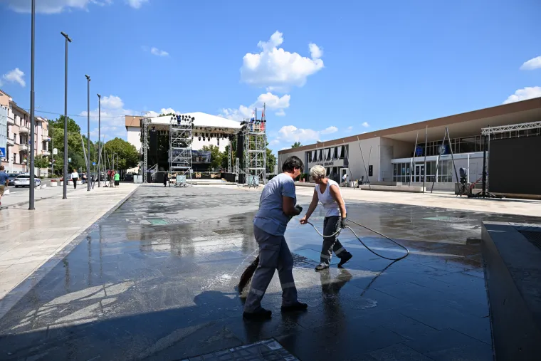 Vješaju se zastave, čiste ulice. Knin se sprema za obljetnicu Oluje, pogledajte kako to izgleda