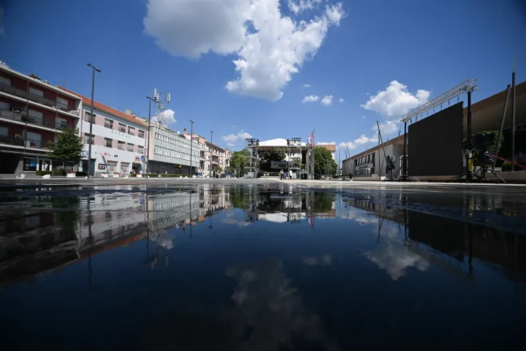 Vješaju se zastave, čiste ulice. Knin se sprema za obljetnicu Oluje, pogledajte kako to izgleda