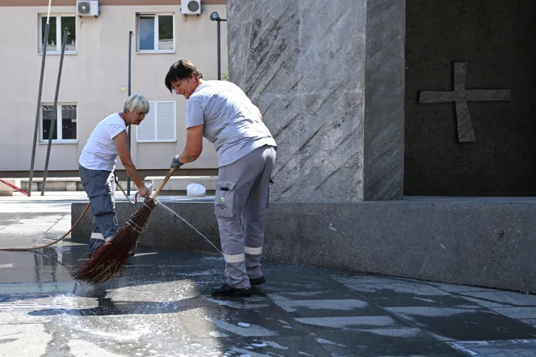 Vješaju se zastave, čiste ulice. Knin se sprema za obljetnicu Oluje, pogledajte kako to izgleda