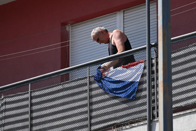 Vješaju se zastave, čiste ulice. Knin se sprema za obljetnicu Oluje, pogledajte kako to izgleda