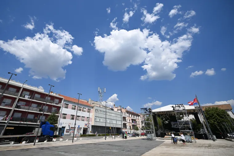 Vješaju se zastave, čiste ulice. Knin se sprema za obljetnicu Oluje, pogledajte kako to izgleda