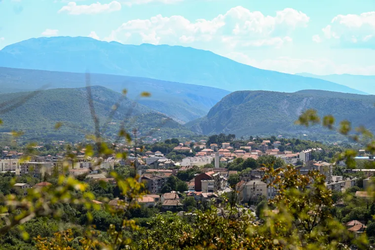 Vješaju se zastave, čiste ulice. Knin se sprema za obljetnicu Oluje, pogledajte kako to izgleda