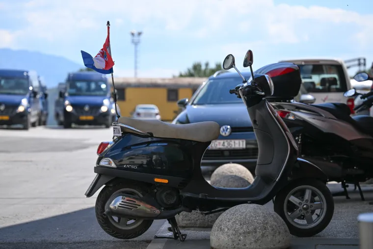 Vješaju se zastave, čiste ulice. Knin se sprema za obljetnicu Oluje, pogledajte kako to izgleda