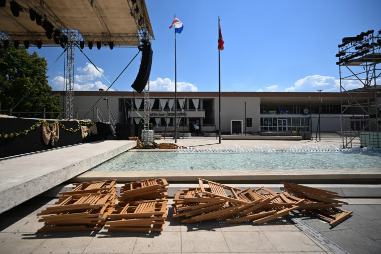 Vješaju se zastave, čiste ulice. Knin se sprema za obljetnicu Oluje, pogledajte kako to izgleda