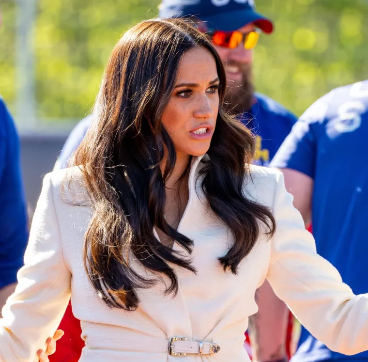 Meghan Markle obožavala je kršiti kraljevska pravila, a nju obožavaju mrziti: Odbjegla vojvotkinja golišavija je nego ikad