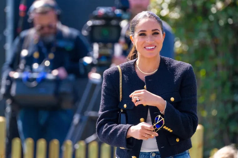 Meghan Markle obožavala je kršiti kraljevska pravila, a nju obožavaju mrziti: Odbjegla vojvotkinja golišavija je nego ikad