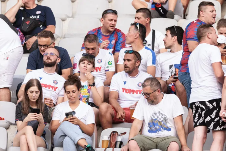 Pogledajte atmosferu punog Poljuda koji očekuje večerašnju utakmicu Hajduka i Vitorije
