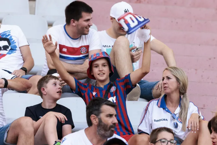 Pogledajte atmosferu punog Poljuda koji očekuje večerašnju utakmicu Hajduka i Vitorije