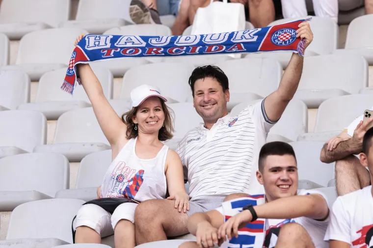 Pogledajte atmosferu punog Poljuda koji očekuje večerašnju utakmicu Hajduka i Vitorije