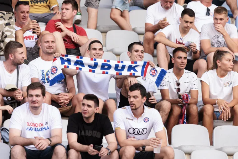 Pogledajte atmosferu punog Poljuda koji očekuje večerašnju utakmicu Hajduka i Vitorije