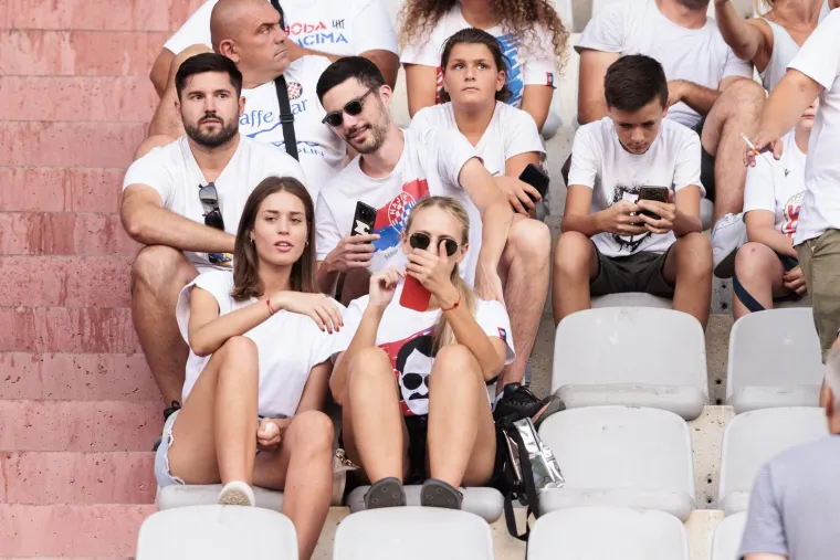 Pogledajte atmosferu punog Poljuda koji očekuje večerašnju utakmicu Hajduka i Vitorije