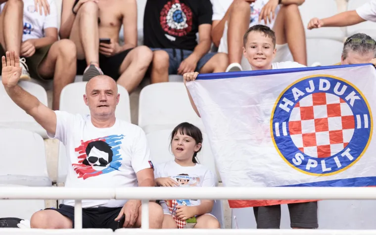 Pogledajte atmosferu punog Poljuda koji očekuje večerašnju utakmicu Hajduka i Vitorije