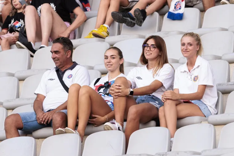 Tribine su se polagano punile, kad je fotoreporter primijetio njih: Dalmatinske lipotice očarale u hramu nogometa, do&scaron;le vidjeti svoje bogove