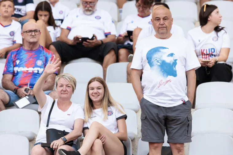 Tribine su se polagano punile, kad je fotoreporter primijetio njih: Dalmatinske lipotice očarale u hramu nogometa, do&scaron;le vidjeti svoje bogove