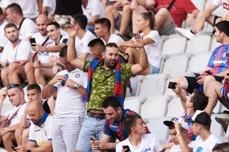 Tribine su se polagano punile, kad je fotoreporter primijetio njih: Dalmatinske lipotice očarale u hramu nogometa, do&scaron;le vidjeti svoje bogove