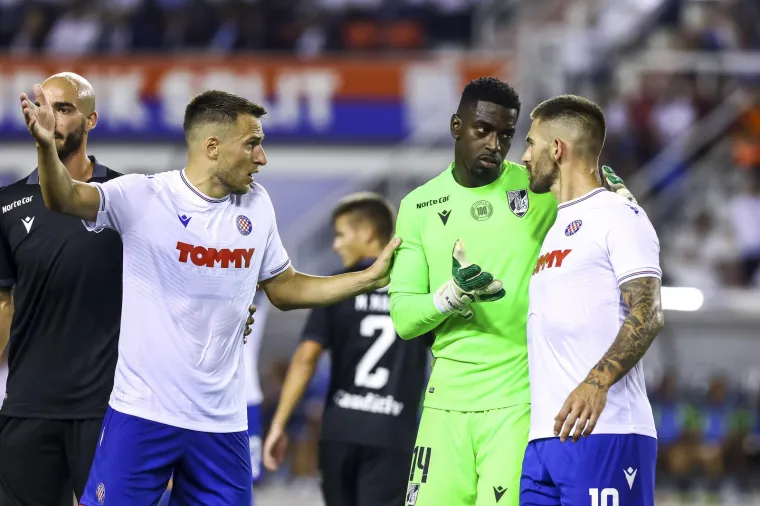 Torcida tijekom utakmice podigla transparent u čast Oluje: 'Dok su korijeni zemlje čuvali suze i znoj...'