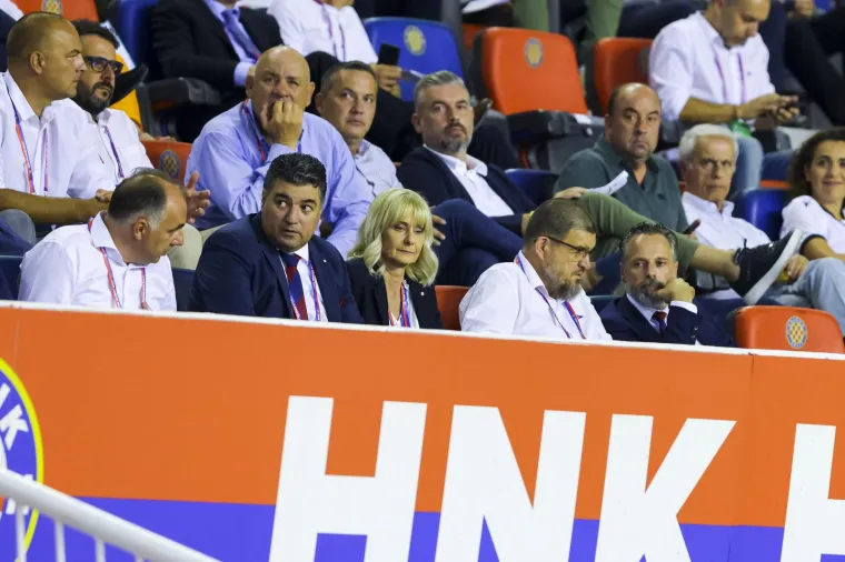 Torcida tijekom utakmice podigla transparent u čast Oluje: 'Dok su korijeni zemlje čuvali suze i znoj...'