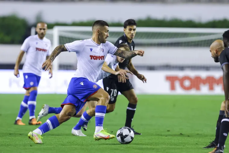 Torcida tijekom utakmice podigla transparent u čast Oluje: 'Dok su korijeni zemlje čuvali suze i znoj...'