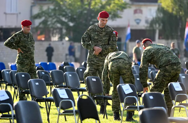 Ove su godine predviđena četiri prigodna obraćanja. Govorit će umirovljeni general pukovnik Mladen Markač, premijer Andrej Plenković, predsjednik Hrvatskog sabora Gordan Jandroković i predsjednik Republike i vrhovni zapovjednik Oružanih snaga RH Zoran Milanović. Na kraju svečanosti, oko 11 sati, predviđen je nastup akrobatske grupe &quot;Krila Oluje&quot; i prelet helikoptera Oružanih snaga RH i policije.