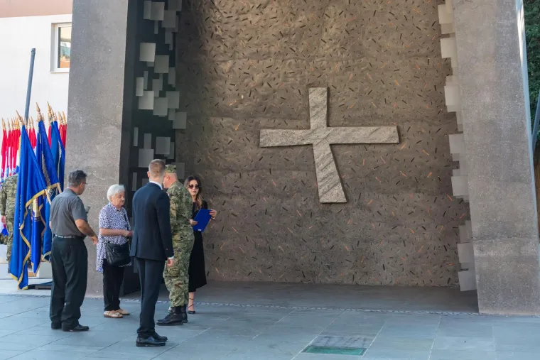 Misno slavlje održat će se u crkvi Gospe Velikoga Hrvatskog Krsnog Zavjeta, koje će u 11,45 sati predvoditi šibenski biskup Tomislav Rogić. U organizaciji Grada Knina od 21 sat održat će se koncerti Doris Dragović i grupe Opća opasnost i vatromet.