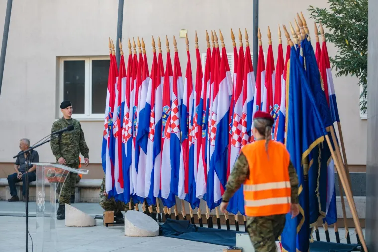 Program započinje polaganjem vijenaca na spomeniku Oluji, nakon čega slijedi središnja svečanost na stadionu