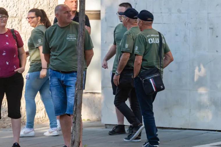 Program započinje polaganjem vijenaca na spomeniku Oluji, nakon čega slijedi središnja svečanost na stadionu