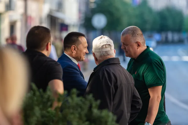 Program započinje polaganjem vijenaca na spomeniku Oluji, nakon čega slijedi središnja svečanost na stadionu