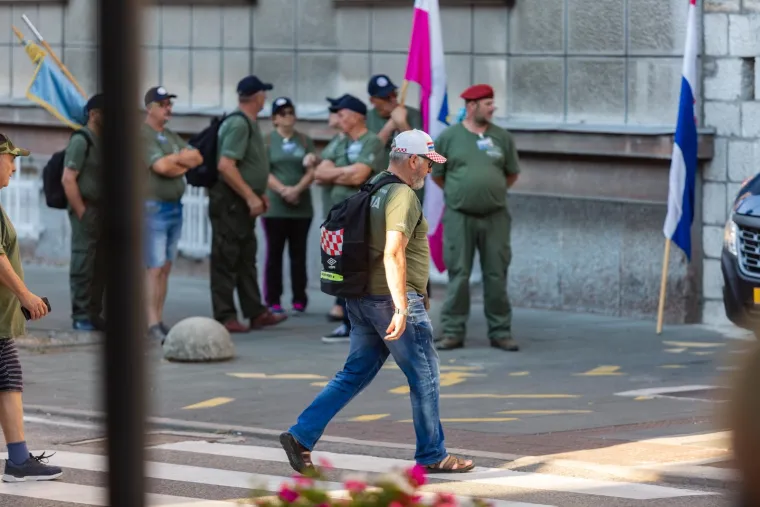 Program započinje polaganjem vijenaca na spomeniku Oluji, nakon čega slijedi središnja svečanost na stadionu