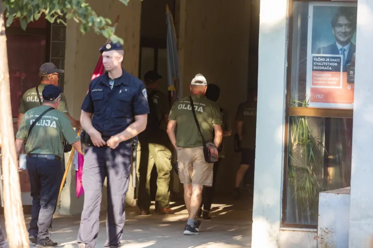 Program započinje polaganjem vijenaca na spomeniku Oluji, nakon čega slijedi središnja svečanost na stadionu