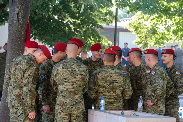 Program započinje polaganjem vijenaca na spomeniku Oluji, nakon čega slijedi središnja svečanost na stadionu