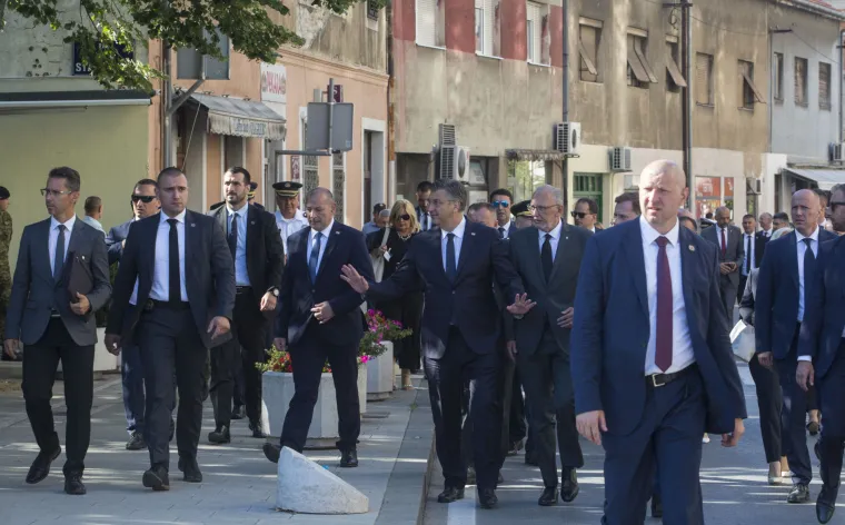 Pogledajte tko je sve od poznatih političara i uzvanika do&scaron;ao u Knin. Neke dugo nismo vidjeli