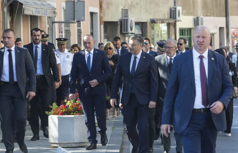 Pogledajte tko je sve od poznatih političara i uzvanika do&scaron;ao u Knin. Neke dugo nismo vidjeli