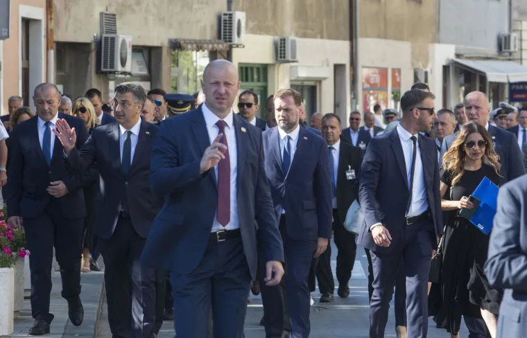 Pogledajte tko je sve od poznatih političara i uzvanika do&scaron;ao u Knin. Neke dugo nismo vidjeli