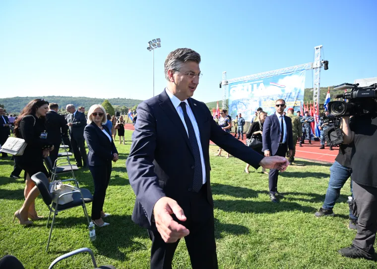 Pogledajte tko je sve od poznatih političara i uzvanika do&scaron;ao u Knin. Neke dugo nismo vidjeli