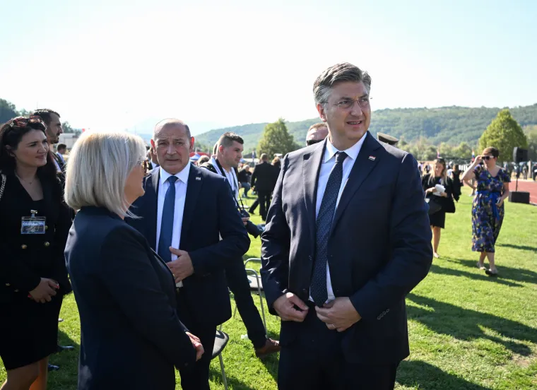 Pogledajte tko je sve od poznatih političara i uzvanika do&scaron;ao u Knin. Neke dugo nismo vidjeli