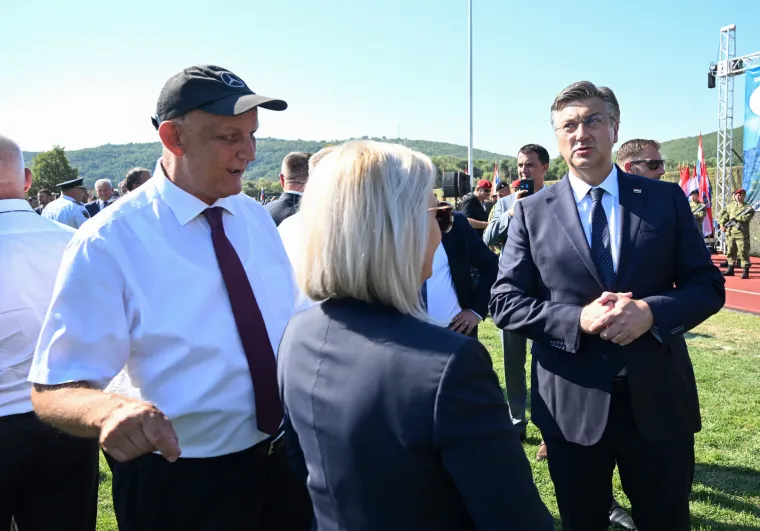 Pogledajte tko je sve od poznatih političara i uzvanika do&scaron;ao u Knin. Neke dugo nismo vidjeli