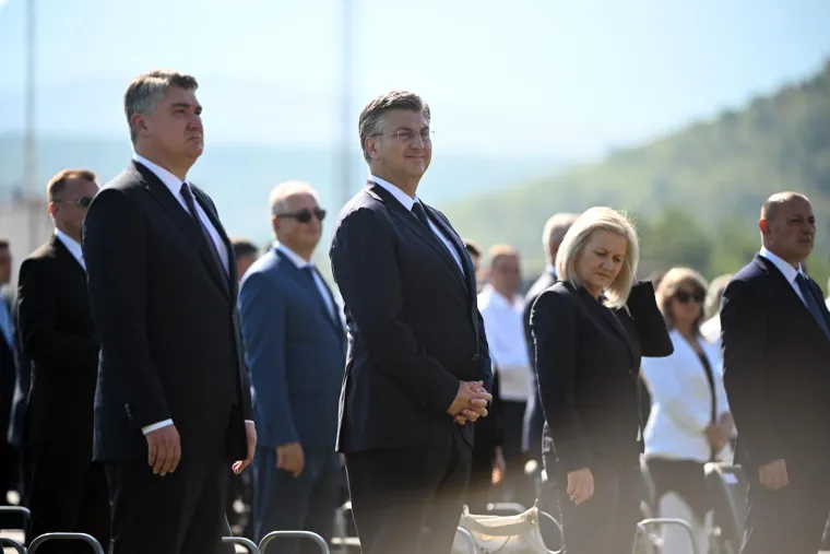Plenković i Milanović u prvom redu u Kninu: Pogledajte kako su podnijeli &scaron;to moraju biti jedan do drugoga