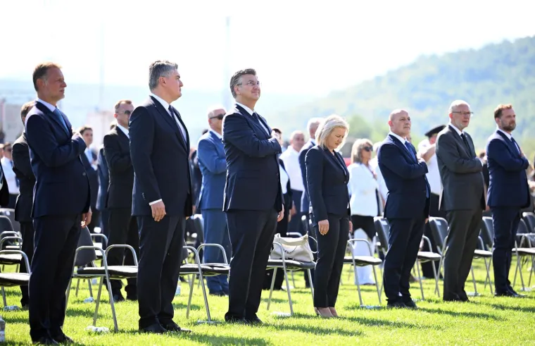 Plenković i Milanović u prvom redu u Kninu: Pogledajte kako su podnijeli &scaron;to moraju biti jedan do drugoga