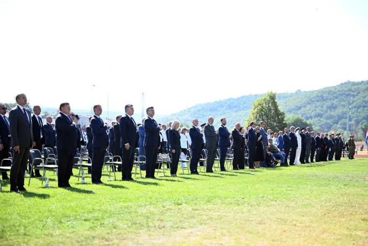 Plenković i Milanović u prvom redu u Kninu: Pogledajte kako su podnijeli &scaron;to moraju biti jedan do drugoga