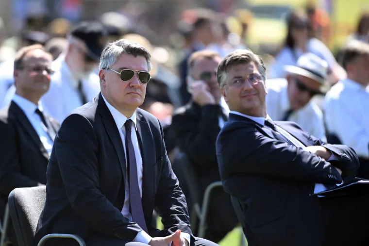 Če&scaron;kanje glave, grimase, ali bez tona. Pogledajte kako se Plenković i Milanović ignoriraju