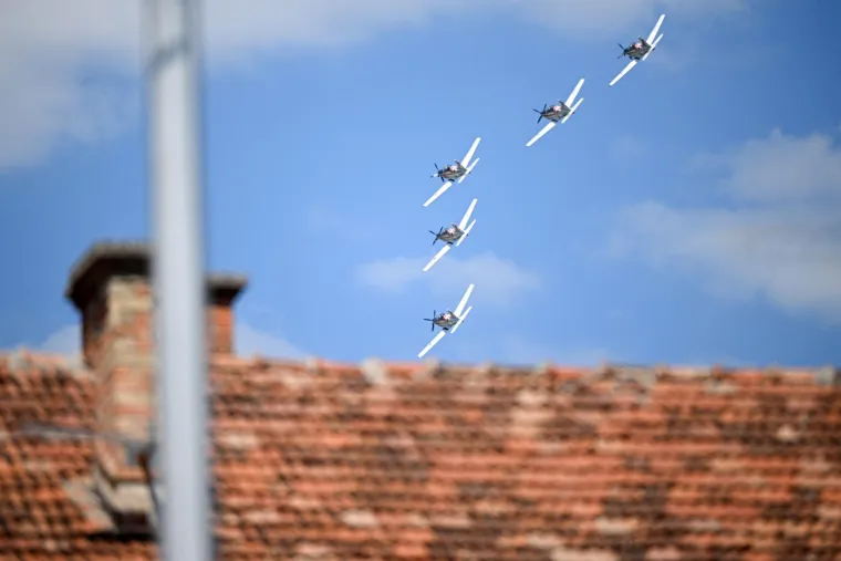 Krila Oluje na spektakularan način zaključila svečanost u Kninu, na nebu se pridružili MIG-ovi i Black Hawk helikopteri