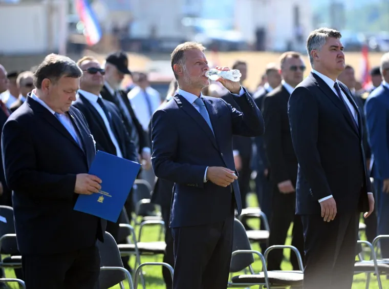 Fotografije iz 'paklenog Knina': Izmjerena čak 43 stupnja, uzvanici se 'kuhali' na stadionu!