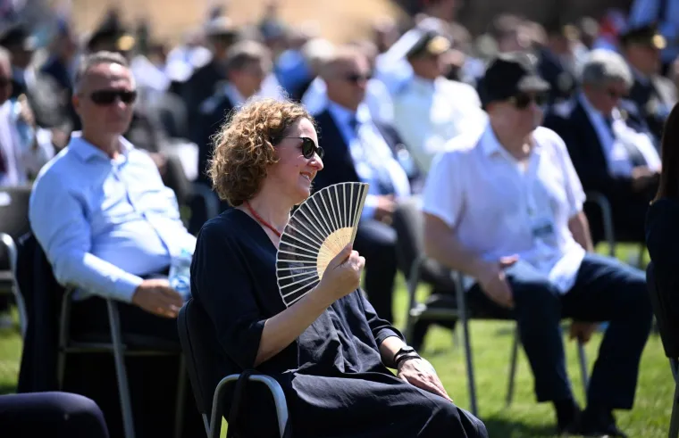 Fotografije iz 'paklenog Knina': Izmjerena čak 43 stupnja, uzvanici se 'kuhali' na stadionu!